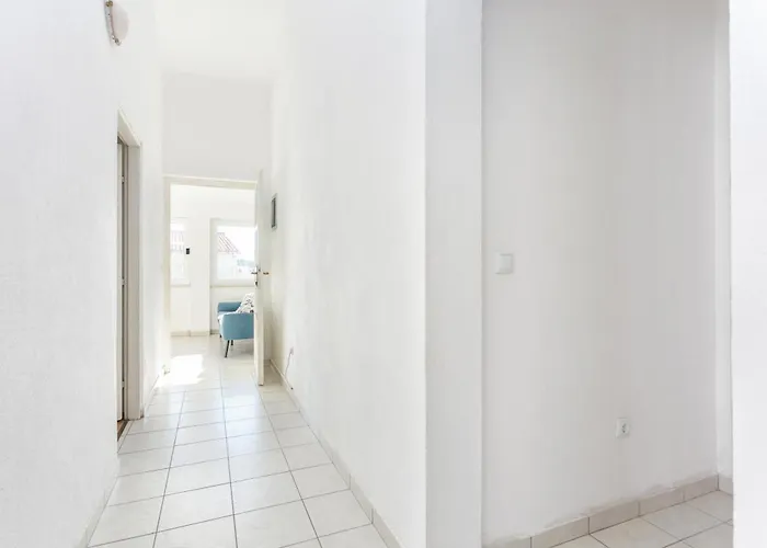 By The Sea - 22241 Apartman